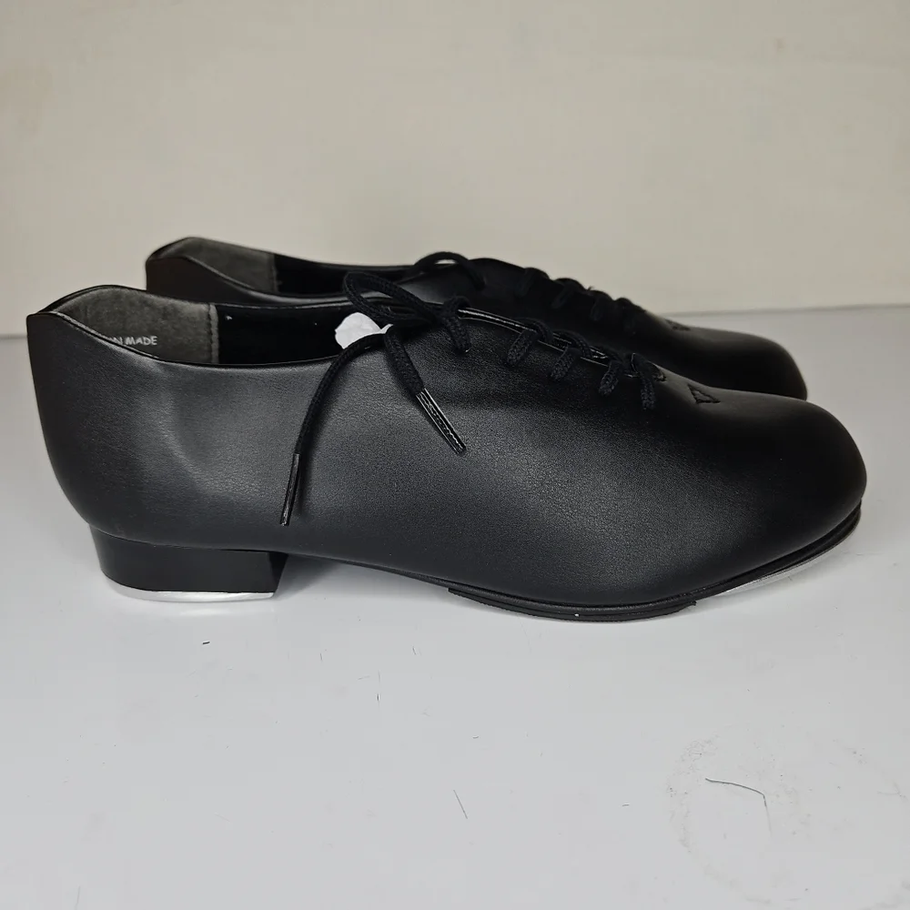 Lace-up tap shoe with a sleekSoft PU leather upper Plastic sole with rubber